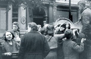 А нефиг было кормить бабушек всяких Меркель.