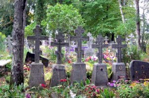 Если это действительно старообрядцы - аббревиатура не значит "Украина", и  надо искать расшифровку у них. 
А вообще - я глянула на сайты, где есть изображения староверческих могил. Не так они выглядят. 

ЦИТИРУЮ:
Староверское кладбище
Независимо от различия форм памятников (крест, стела, композиция) и материалов изготовления  (дерево, камень, металл, сочетание материалов), памятники эти должны были соответствовать следующим условиям :

    главное   доминантой композиции памятника  должен быть староверский восьмиконечный Крест. Т.е. памятник либо должен быть в виде Креста, либо, коль он выполнен в виде стелы, Крест на ней должен быть самым главным изображением,
    02

  пропорции Креста должны строго соответствовать Церковным правилам, хотя на старинных  саморезных  стелах и камнях имеются и отклонения,       на поверхности Креста недопустимы какие-либо таблички и слова, кроме изображаемых на Кресте буквиц и титлов Распятия, которые  должны соответствовать канонам изображения  Креста в Древлеправославной Поморской Церкви (досадные ошибки наблюдаются уже во времена после Первой мировой войны, но особенно в наше время),       все записи и эпитафия  должны находиться либо на обратной стороне памятника, либо на пьедестале Креста, либо под нижней перекладиной Креста при изображении его на стеле.