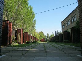 Фашисты сбросили в шурф шахты    4/4-бис больше 76 тыс. советских граждан, а на доске имена 500 иудеев.