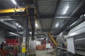 Вот так теперь выглядит бывшая котельная Миндерлинского молокозавода. Само здание молокозавода аварийное и скорее всего не подлежит восстановлению. А вот из котельной удалось сделать современный цех переработки овощей. И да. Цепочка полная от культивирования собственной семянной базы до отгрузки готовой переработанной продукции.