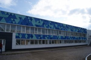 Что же не "говоришь" "Б", если сказал "А"? А потому что не знаешь! Понадёргал из интернета картинок и щапилил говнопост. Завод КЗАП (СибТрал), Сосновоборск, Красноярский край. Вот так выглядит один из цехов этого завода, который не успели достроить при советах. Теперь производят промышленную линейку холодильников и холодильного оборудования. Один из крупнейших производителей подобного оборудования в России. Продают свою продукцию от Камчатки до Калининграда.