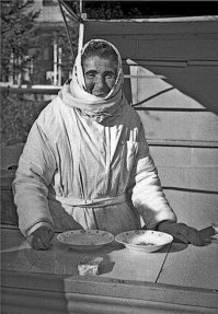 блин, ну стыдобище же выкладывать фотки в таком состоянии. Я по растровой графике ничего не шарю практически, но даже силами простой смотрелки FastStone Image за минуту поигравшись яркостью/контрастами получил более приличный результат: