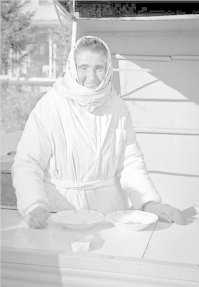 блин, ну стыдобище же выкладывать фотки в таком состоянии. Я по растровой графике ничего не шарю практически, но даже силами простой смотрелки FastStone Image за минуту поигравшись яркостью/контрастами получил более приличный результат: