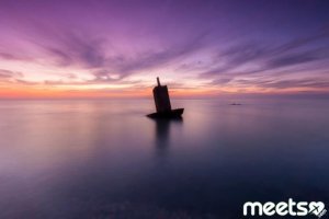 ...Помните про правило третей. Линия горизонта не должна проходить по средней линии снимка, лучше если она будет пролегать по верхней или нижней трети фото...

И тут же фотография, у которой и горизонт делит фотографию надвое, и буй ровно по центру.