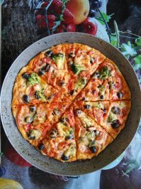 Когда готовлю пиццу, самая вкуснятина - есть горячую, только что вынутую из духовки, у которой по краям корочка хрустящая! (В пиццериях тоже корочка хрустящая, если пиццу сразу принесли, "с пылу-с жару".)