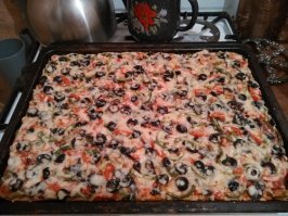 Когда готовлю пиццу, самая вкуснятина - есть горячую, только что вынутую из духовки, у которой по краям корочка хрустящая! (В пиццериях тоже корочка хрустящая, если пиццу сразу принесли, "с пылу-с жару".)