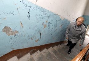 «Всё в наших руках!» - подумали они и превратили свой подъезд в царские хоромы!