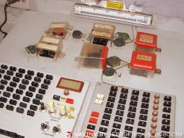 Странно. Я всегда полагал, что такие важные тумблеры можно задействовать только после поворота ключа, да и сверху обычно "колпачки" защитные делают на таких вещах.
