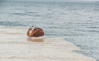 Грустная ржавая бочка в Мёртвом море...
)))