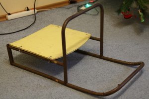 Мы в детстве вот на таких катались. Это из школьного стула.