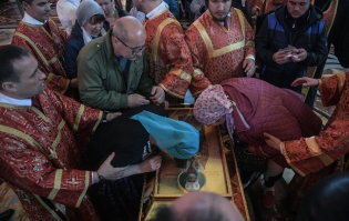 Вы это попам скажите, а то они своих святых вообще на куски режут.