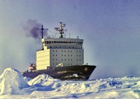 Ледокол прошел мимо экспедиции "Арктика". 
А вот тут я прошел пешком мимо ледокола в море чуть севернее Ямала.
