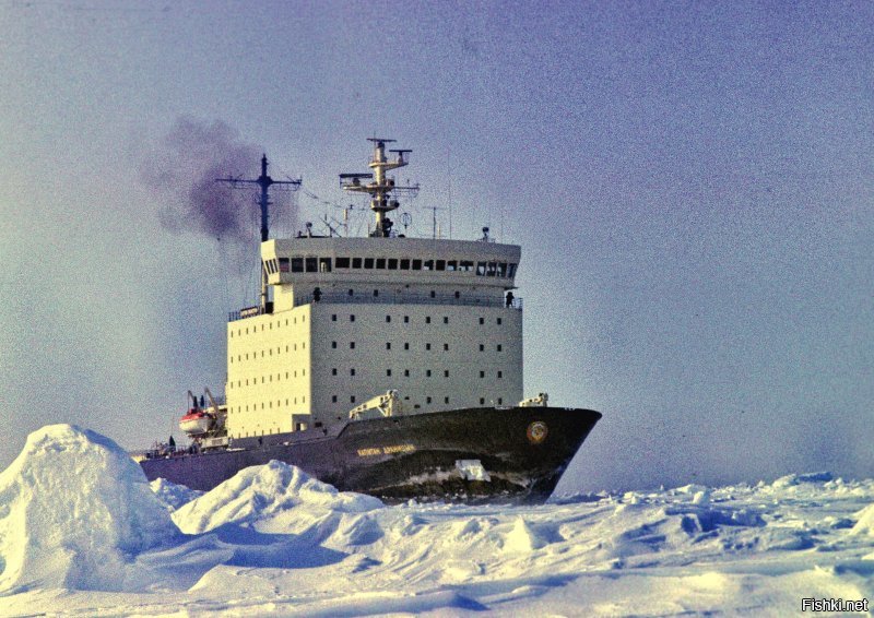 Ледокол прошел мимо экспедиции "Арктика". 
А вот тут я прошел пешком мимо ледокола в море чуть севернее Ямала.