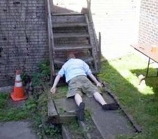 Интересно, ступенька была сломана до соприкосновения с головой, или это уже результат.