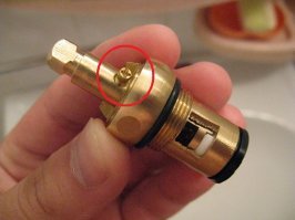 "- иногда ручки надо вращать на закрытие в другую сторону (от стандартного варианта "по часовой - закрыть"   
Бабушка- соседка заменила смеситель в ванной. Через пару месяцев в разговоре пожаловалась, что устала путаться с кранами- "на кухне нормальные, а в ванной через жопу сделаны"
Чтобы поменять вращение на кран-буксах, ушло около 10 минут. Выкрутить кран-буксу, выкрутить винт- ограничитель, повернуть шток на 180*, вкрутить винт на место, кран-буксу- в смеситель. Всё!
А вот и винт.