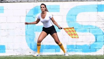 А есть видео где она в мокрой футболке?