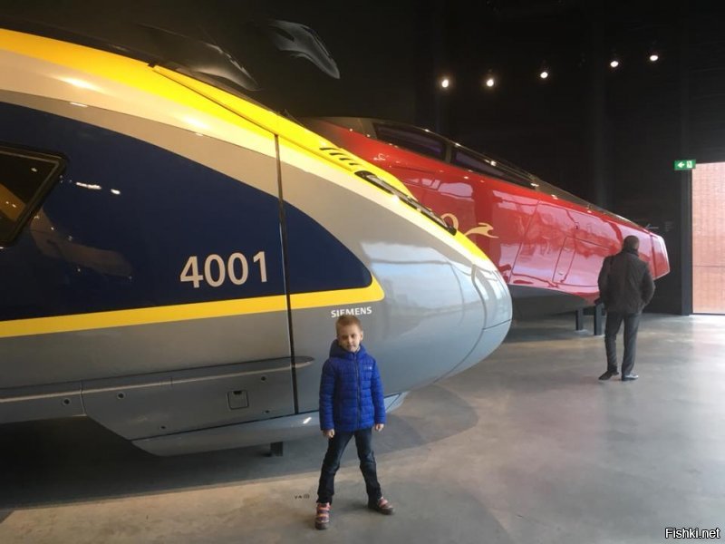 Я живу в Брюсселе на днях читал сайты нашей коммуны и нашел интересное в километре от дома оказался музей поездов известный на весь ( первое о чем я подумал живу в стране 18-19 лет почти и не чего не знал ) , в прошлую субботу поехали в музей хотя можно было и пешком пройтись но из за сильного ветра решили проехать . Могу сказать одно для детей и любителей железки очень красивый и познавательный музей , вся история бельгийской железной дороги .  
Вот фотки .  Из минус очень темновато слишком тусклая подсветка . Шумовое сопровождение в каждый поезд и кабину можно залезть все в рабочем состоянии даже пахнет мазутом , одно из интересных это вагон короля вот там действительно шик и блеск , кругом мрамор и т.д .