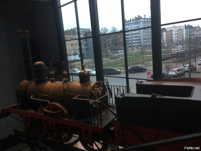 Я живу в Брюсселе на днях читал сайты нашей коммуны и нашел интересное в километре от дома оказался музей поездов известный на весь ( первое о чем я подумал живу в стране 18-19 лет почти и не чего не знал ) , в прошлую субботу поехали в музей хотя можно было и пешком пройтись но из за сильного ветра решили проехать . Могу сказать одно для детей и любителей железки очень красивый и познавательный музей , вся история бельгийской железной дороги .  
Вот фотки .  Из минус очень темновато слишком тусклая подсветка . Шумовое сопровождение в каждый поезд и кабину можно залезть все в рабочем состоянии даже пахнет мазутом , одно из интересных это вагон короля вот там действительно шик и блеск , кругом мрамор и т.д .