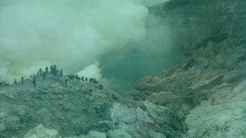 А вот как это выглядит без фотошопа и на снятую на плохенькую камеру на телефоне. Вулкан расположен на острове Ява. Кто будет на Бали обязательно возьмите экскурсию восхождение на Иджен, для меня она оказалась лучшей.