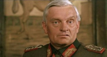 А где, ОН наш самый заслуженный кинозлодей, и вечный "фашист" Альгимантас Ионович Масюлис?
Его положительных ролей в кино раз-два т всё. Зато как блестяще играл злодеев!
А уж в роли оберфюрера СС Вилли Шварцкопфа из шедевра "Щит и меч" это верх мастерства!
К сожалению  Альгимантас Ионович давно ушёл из жизни 19 августа 2008.
