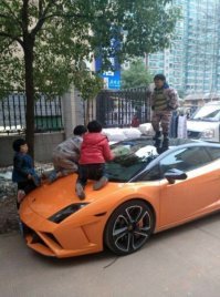 Китаец выложил эту фотографию с таким комментарием:

 Хорошо, когда дети счастливы! И неважно, какая цена. Я сказал детям залезть на машину и попрыгать на ней. Дети весело прыгали и смеялись.
Я тоже порадовался и ушел. Машина не моя, да и дети не мои .