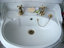 У всех разные традиции, у них, например, набирать в раковину воду (краны холодной и горячей воды по отдельности, без смесителя) и плёскаться там!