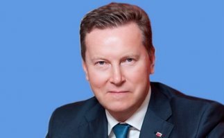 Этому дятлу просто заняться больше видимо нечем, вот и страдает хернёй.
