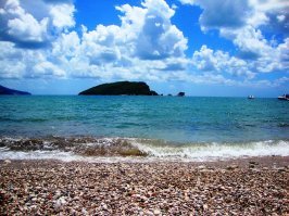 Был в Будве. Очень понравилось. Природа, архитектура, кухня, цены, ну и конечно море - все понравилось.