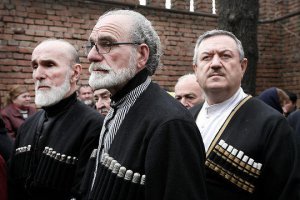 Красиво! 
Вопрос только один мучает))) Там , у себя на Родине горцы такие же вёб.....тые как и в Москве и других районах компактного проживания, или же их Старейшины за уши таскают))