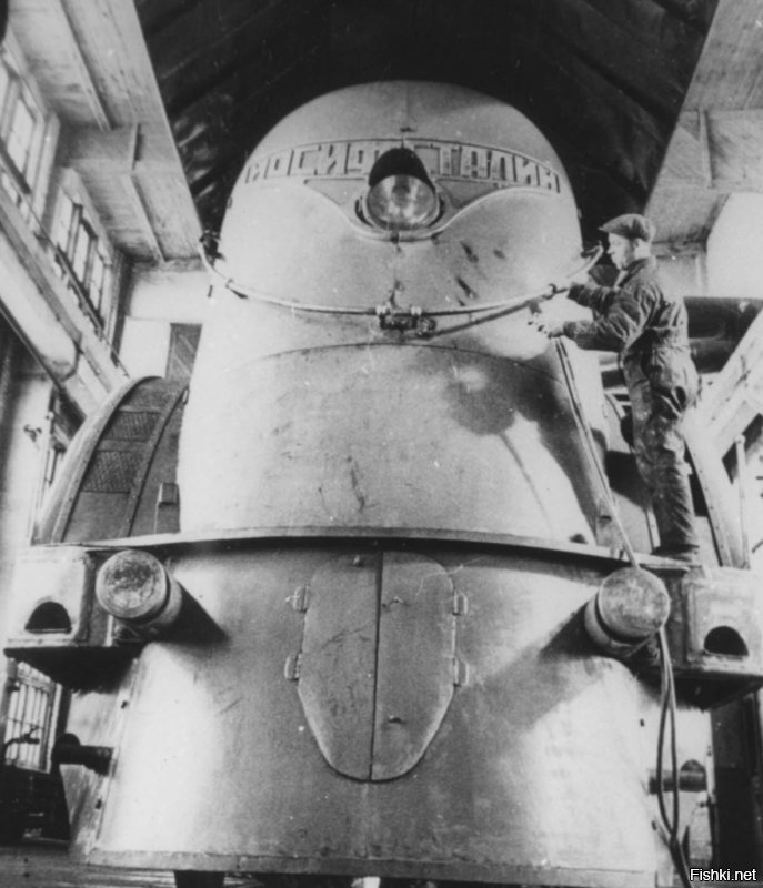 Ещё в начале 1930х годов ВНИИЖТ совместно с Московским авиационным институтом провели комплексные испытания модели локомотива в аэродинамической трубе, в ходе которых выяснилось, что при скоростях выше 100 км/ч применение обтекаемого кожуха, благодаря снижению воздушного сопротивления, может дать выигрыш в мощности в 200 250 л.с. В сентябре 1936 года Ворошиловградский завод имени Октябрьской революции закончил проектирование паровоза  ИС  обтекаемой формы и составил график его постройки. Планировалось его построить к 15 ноября 1936 года   в подарок VIII Всесоюзному съезду Советов, Но только в 1937 году завод смог выпустить паровоз ИС20-16, на котором в качестве опыта был установлен обтекаемый кожух. Проведённые испытания данного паровоза также подтвердили значительное снижение аэродинамического сопротивления паровоза на высоких скоростях, благодаря чему ИС20-16 смог разогнаться до скорости 155 км/ч. В дальнейшем полученный опыт был использован при создании скоростных паровозов типа 2-3-2 (П12 и   6998).