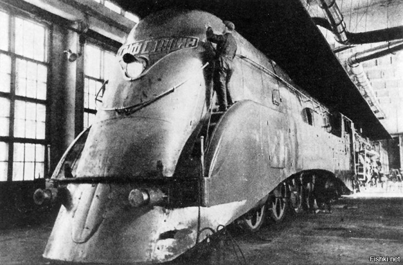 Ещё в начале 1930х годов ВНИИЖТ совместно с Московским авиационным институтом провели комплексные испытания модели локомотива в аэродинамической трубе, в ходе которых выяснилось, что при скоростях выше 100 км/ч применение обтекаемого кожуха, благодаря снижению воздушного сопротивления, может дать выигрыш в мощности в 200 250 л.с. В сентябре 1936 года Ворошиловградский завод имени Октябрьской революции закончил проектирование паровоза  ИС  обтекаемой формы и составил график его постройки. Планировалось его построить к 15 ноября 1936 года   в подарок VIII Всесоюзному съезду Советов, Но только в 1937 году завод смог выпустить паровоз ИС20-16, на котором в качестве опыта был установлен обтекаемый кожух. Проведённые испытания данного паровоза также подтвердили значительное снижение аэродинамического сопротивления паровоза на высоких скоростях, благодаря чему ИС20-16 смог разогнаться до скорости 155 км/ч. В дальнейшем полученный опыт был использован при создании скоростных паровозов типа 2-3-2 (П12 и   6998).