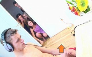 а как же групповая дрочка на один паспорт или, например, подсматривание... вдруг там кому-то нет 18. Думаю, что кроме паспорта кандидат должен подтвердить наличие отдельного специального помещения под дрочку со встроенным замком