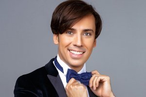 Бабулька, помешанная на пластике: попробуйте угадать, сколько ей лет?