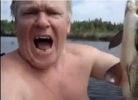 Сёрфер голыми руками поймал рыбу-мечту