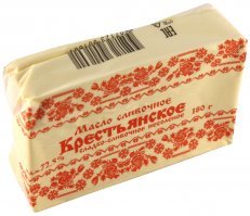 Не поленился и погуглил - это всё вместе называется сливочным маслом, но продразделяется на категории:
Традиционное, массовая доля жира 82,5 %.
Любительское, массовая доля жира 80,0 %.
Крестьянское, массовая доля жира 72,5 %.
Бутербродное, массовая доля жира 61,0 %.
Чайное, массовая доля жира 50,0 %.
В зависимости от массовой доли жира, в масле допускается использовать:
Для Традиционного, Любительского и Крестьянского   поваренную соль, пищевой краситель каротин, бактериальные препараты и концентраты молочно кислых микро орга низ мов

Соответственно название "сливочное масло", может стоять на всех этих видах масел. И нигде нет растительных жиров.

Пару примеров загрузил, как это обычно выглядит на упаковках.