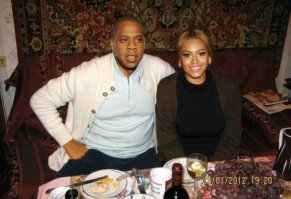 Реальное фото 100% : Jay-Z и Beyonce в гостях у дальних родственников в деревне Малые Е.бунки.