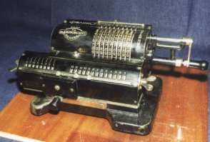 Да ну и чего. Ну не приходилось ему пользоваться таким телефоном. Да и зачем ему это нужно. Вообще не вижу ни чего зазорного. Я как то у бати в гараже в детстве механический калькулятор (арифмометр) нашел. Пока он не показал, я крутил-крутил в руках, но как пользоваться так и не понял. И что, как мне это в жизни навредило, ну во что я не знаю как этой архаикой пользоваться? А то в комментах тут - дебил растет! В чем он дебил то?

И как, допустим, на таком телефоне всякие там +7 набрать?))