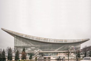 Может мне просто такая архитектура не по вкусу. 70-й павильон на ВДНХ вроде бы привели в порядок, но как-то скучно он смотрится.