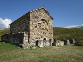 А в Тхаба Ерды не были? Говорят самый древний христианский храм на территории России, дословно с ингушского переводится-это наша вера. А башни Вовнушки раньше соединял подвесной мост, когда враги подожгли  башню, одна женщина перенесла по горящему мосту детей во вторую башню, не помню количество, но много. Вовнушки это боевые башни, вов на ингушском война, башни стоят на дороге, ведущей в Закавказье, когда оттуда шли враги наверху зажигался огонь и так на всех башнях, они специально расположены в видимости друг друга, как в фильме "Властелин колец".