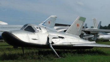 Sierra Nevada - Dream Chaser
решили проблему с аэродинамикой :-) 
Советская идея орбитального корабля для размещения ядерного оружия, стоящего за скобками оборонно-ракетного и воздушного уравнения традиционной триады чрезвычайно воодушевила американцев еще в 90-е годы. Американский спейс-шатл для этого не годился из-за своей дороговизны, громоздкости и принципиальной непригодности. Целых два десятилетия американская ,,научная мысль,, билась над этой идеей и  . наконец СВЕРШИЛОСЬ!!! Таким гениальным техническим средством по задумкам американских военных инженеров должен стать сложнейший авиационно-космический проект   орбитальный многоразовый корабль Dream Chaser, который сами американцы называют не иначе как  венцом авиационно-космической промышленности .
венец пендостанской промышенности копия советского лаптя 70х годов :-)
а еще на китайцев гонят :-)