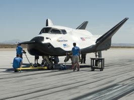 Sierra Nevada - Dream Chaser
решили проблему с аэродинамикой :-) 
Советская идея орбитального корабля для размещения ядерного оружия, стоящего за скобками оборонно-ракетного и воздушного уравнения традиционной триады чрезвычайно воодушевила американцев еще в 90-е годы. Американский спейс-шатл для этого не годился из-за своей дороговизны, громоздкости и принципиальной непригодности. Целых два десятилетия американская ,,научная мысль,, билась над этой идеей и  . наконец СВЕРШИЛОСЬ!!! Таким гениальным техническим средством по задумкам американских военных инженеров должен стать сложнейший авиационно-космический проект   орбитальный многоразовый корабль Dream Chaser, который сами американцы называют не иначе как  венцом авиационно-космической промышленности .
венец пендостанской промышенности копия советского лаптя 70х годов :-)
а еще на китайцев гонят :-)