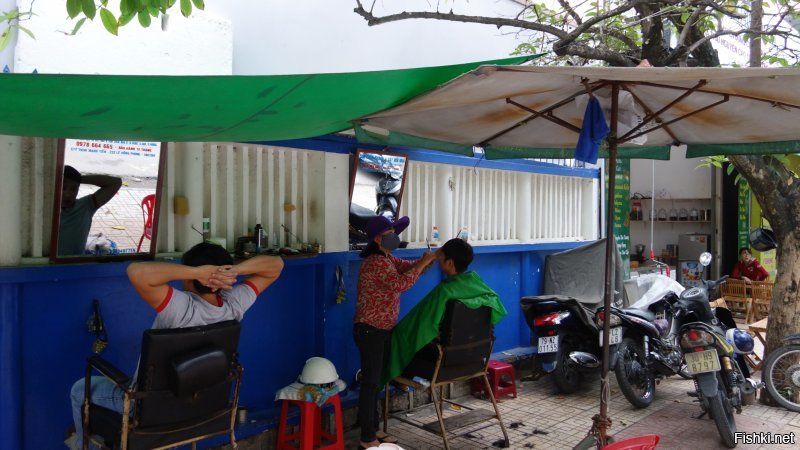 Во Вьетнаме тоже встречаются народные парикмахерские...