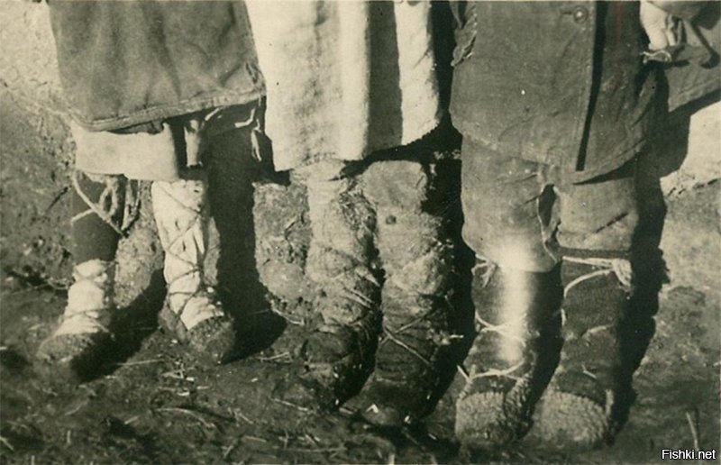Да, с носками и обувью была проблема...
СССР, конец 70-х начало 80-х:
1. Прилавок обычного обувного магазина.
2. Типичная одежда и обувь среднестатистического горожанина в те страшные, голодные времена...
3. Такую обувь могли себе позволить купить только члены КПСС при предъявлении партбилета в спецраспределителях.