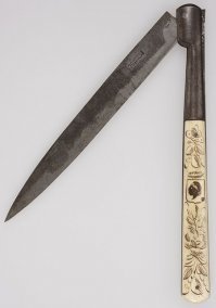 ЗАказал другу чтоб из Италии привез Корсиканскую Вендетту)Корсиканский нож для кровной мести.