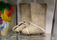 ...и одна из них по хоккею на траве