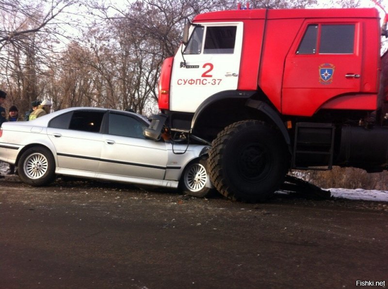 В Москве водитель Infiniti преградил дорогу пожарным машинам и "скорой"