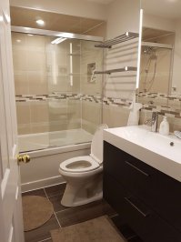 Я недавно ванную себе переделал. Тоже керамогранит и водоэмульсионная краска.