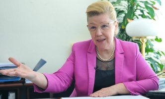 Депутат Государственной думы уверена, что благодаря ограничениям Запада Россия только выиграет и в области туризма, и в области товаропроизводства.
Только сама предпочитает импортные продукты...