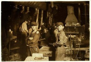 Ночная смена на стекольной фабрике в Индиане, апрель 1909 года.