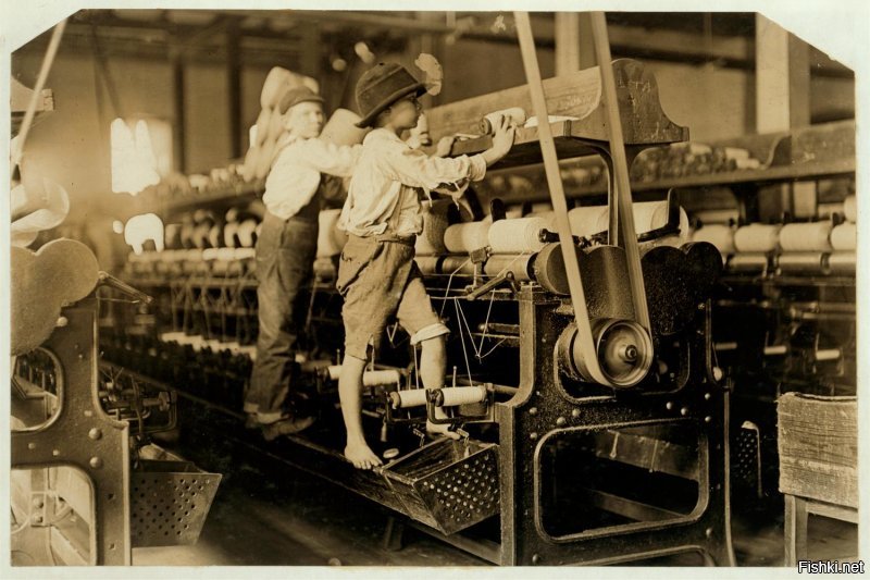 Дети работают на заводе в период индустриальной революции в США, 1909